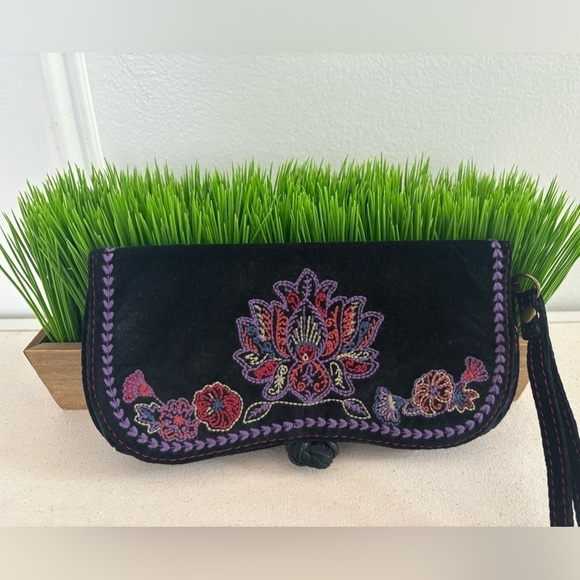 Lucky Brand Handbags - Lucky Brand Vintage 1990’s Clutch Black Velvet Embroidered Leather Closure